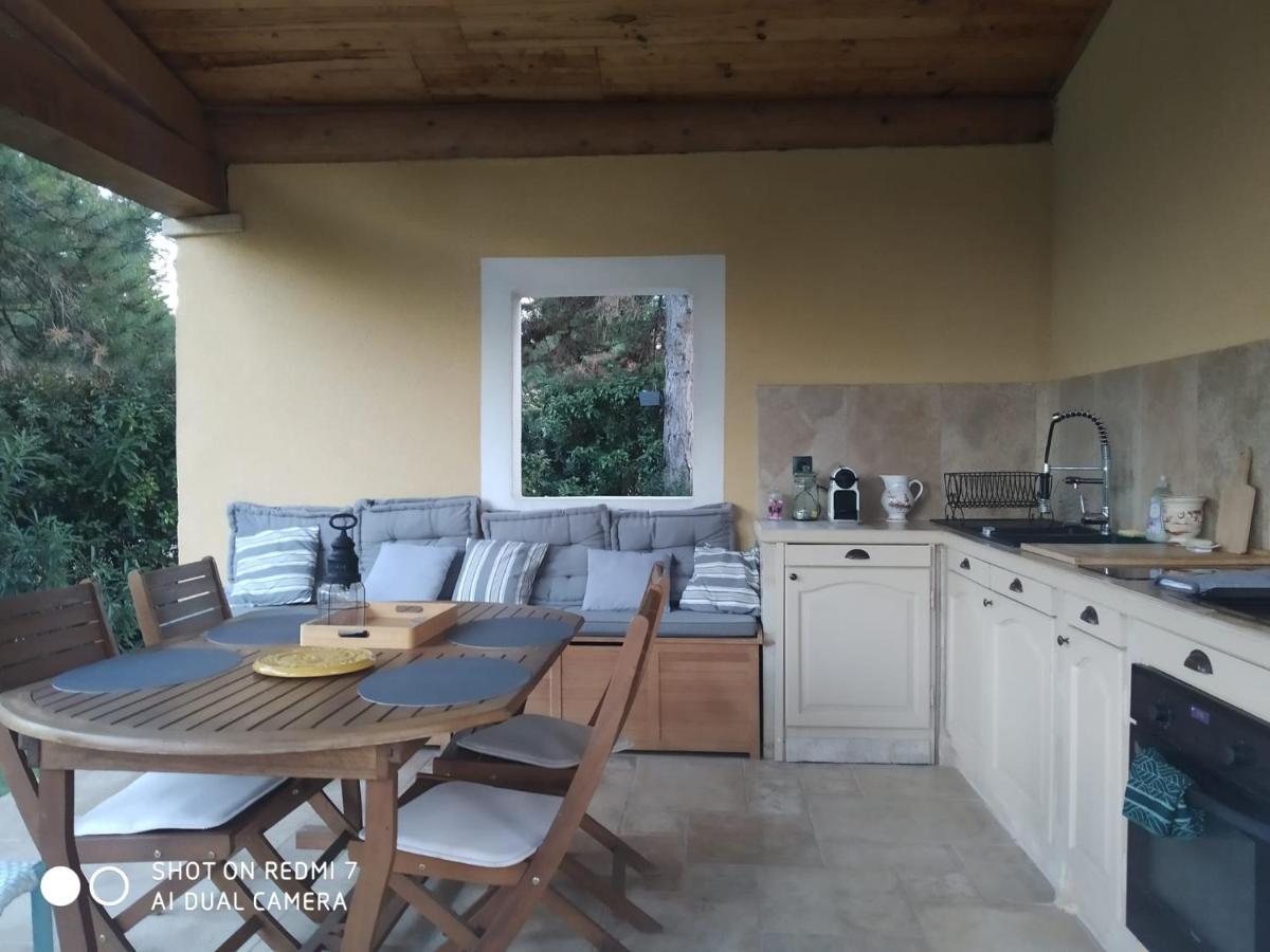 Proche Uzes Petit Gite Avec Grande Cuisine D'Ete Et Piscine Saint-Siffret Exterior photo
